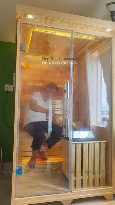 Phòng xông hơi khô đá muối lắp đặt gia đình anh Tuấn tại Bình Đại, Bến Tre. Cao 2m, ngang 1m2, sâu 1m2. Đá muối Himalaya tựa lưng và gác chân. Sử dụng 1-2 người/lần xông. Hình 3/4