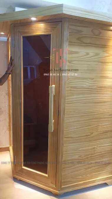 Phòng xông hơi khô chệch góc lắp đặt gia đình anh Công, P7, Gò Vấp, HCM. Cao 2m, ngang 1m3, sâu 1m3. Sử dụng 2-3 người/lần xông. Hình 1/4 