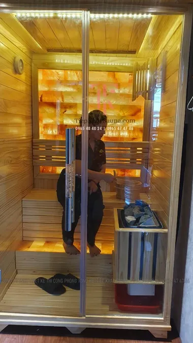 Phòng xông hơi khô đá muối lắp đặt tại Uyên Như SPA, Bù Đăng, Bình Phước. Cao 2m, ngang 1m2, sâu 1m2. Sử dụng 2 người/lần xông. Hình1/4 