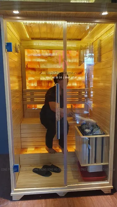Phòng xông hơi khô đá muối lắp đặt tại Uyên Như SPA, Bù Đăng, Bình Phước. Cao 2m, ngang 1m2, sâu 1m2. Sử dụng 2 người/lần xông. Hình 2/4 