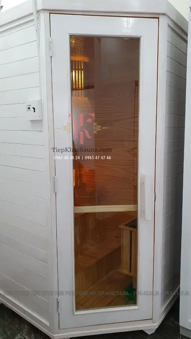 Phòng xông hơi vị trí góc, sơn trắng theo yêu cầu, lắp đặt tại Đăk Nông. Cao 2m, ngang 1m3, sâu 1m3. Sử dụng tối đa 3 người/lần xông. Hình 1
