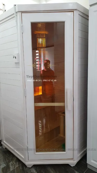 Phòng xông hơi vị trí góc, sơn trắng theo yêu cầu, lắp đặt tại Đăk Nông. Cao 2m, ngang 1m3, sâu 1m3. Sử dụng tối đa 3 người/lần xông. Hình 2