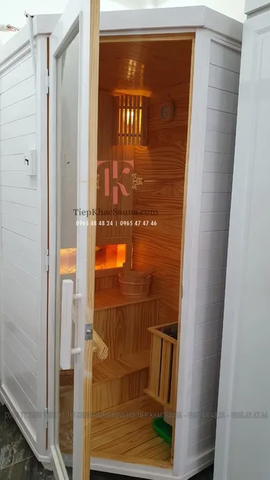 Phòng xông hơi vị trí góc, sơn trắng theo yêu cầu, lắp đặt tại Đăk Nông. Cao 2m, ngang 1m3, sâu 1m3. Sử dụng tối đa 3 người/lần xông. Hình 3