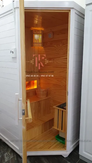 Phòng xông hơi vị trí góc, sơn trắng theo yêu cầu, lắp đặt tại Đăk Nông. Cao 2m, ngang 1m3, sâu 1m3. Sử dụng tối đa 3 người/lần xông. Hình 4