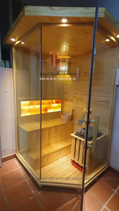 Phòng xông hơi khô đá muối vị trí góc lắp đặt tại gia đình anh Thân quận Tân Phú, HCM. Cao 2m, ngang 1m3, sâu 1m2. Sử dụng tối đa 3 người/lần xông. Hình 1/4