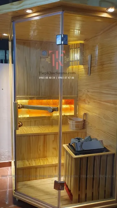 Phòng xông hơi khô đá muối vị trí góc lắp đặt tại gia đình anh Thân quận Tân Phú, HCM. Cao 2m, ngang 1m3, sâu 1m2. Sử dụng tối đa 3 người/lần xông. Hình 2/4