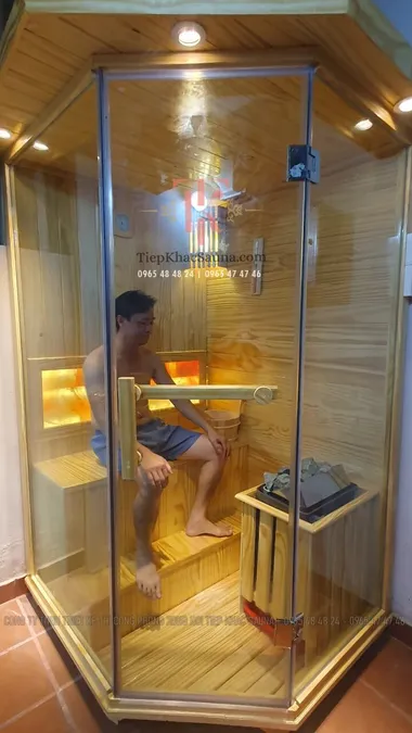 Phòng xông hơi khô đá muối vị trí góc lắp đặt tại gia đình anh Thân quận Tân Phú, HCM. Cao 2m, ngang 1m3, sâu 1m2. Sử dụng tối đa 3 người/lần xông. Hình 3/4
