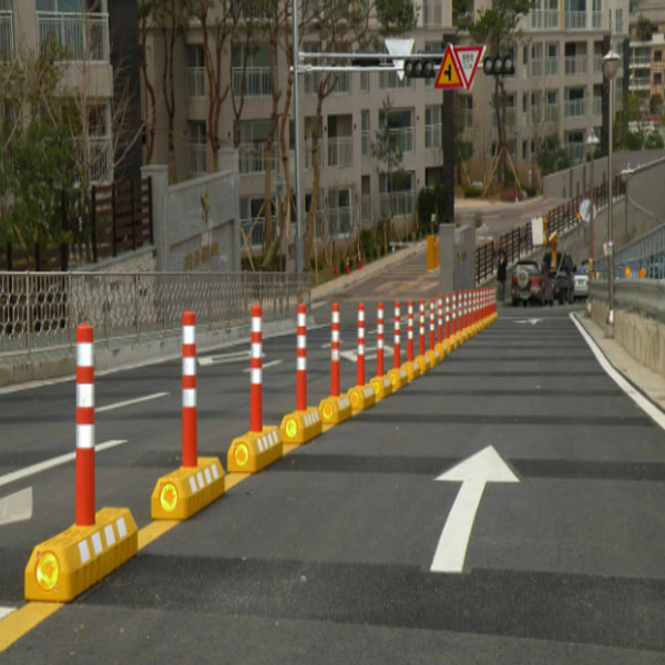 dải phân làn có đế cắm cọc tiêu khi sử dụng