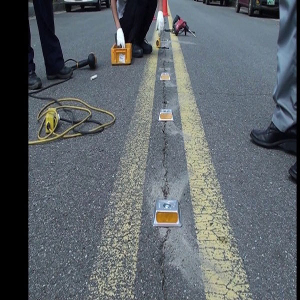 lắp đặt đinh phản quang lõi sắt