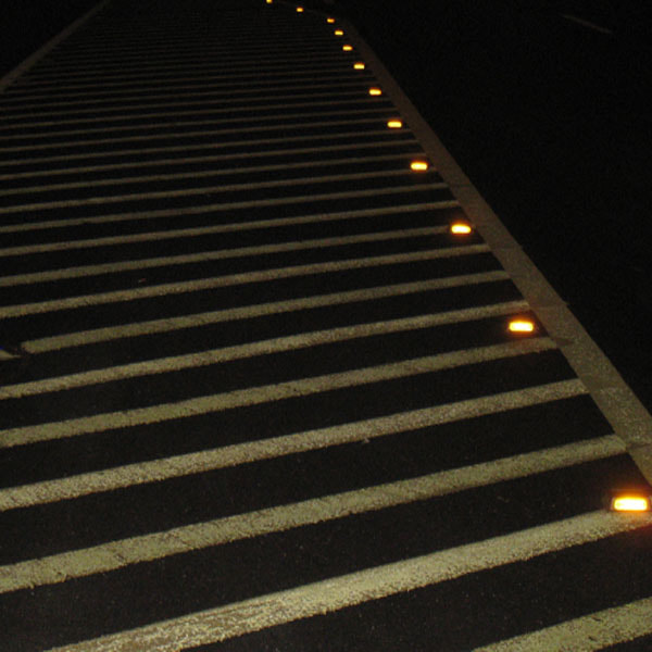 Đinh phản quang có lỗ kính thực tế