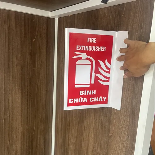 Bảng Vị Trí Bình Chữa Cháy Gắn Tường Mica Tam Giác Fire Extinguisher
