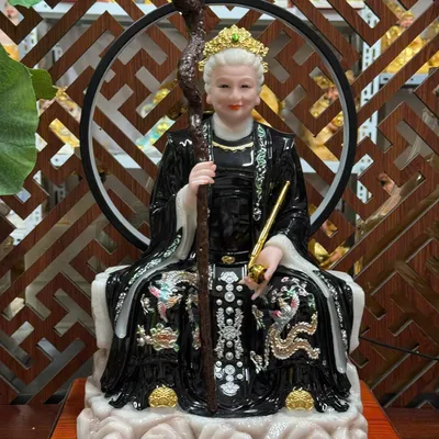 Bà Cố Hỷ ngồi tảng đá