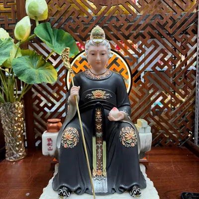 Bà Cố Hỷ tay cầm quả Đào