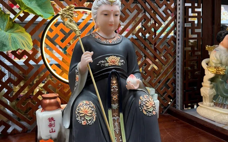 Bà Cố Hỷ tay cầm quả Đào