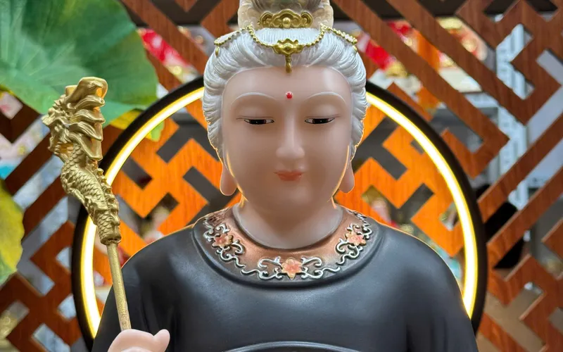 Bà Cố Hỷ tay cầm quả Đào