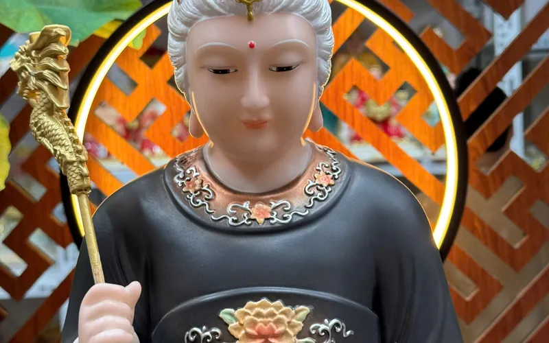 Bà Cố Hỷ tay cầm quả Đào