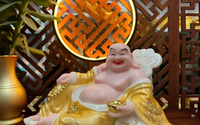 Di Lặc ngồi Như Ý