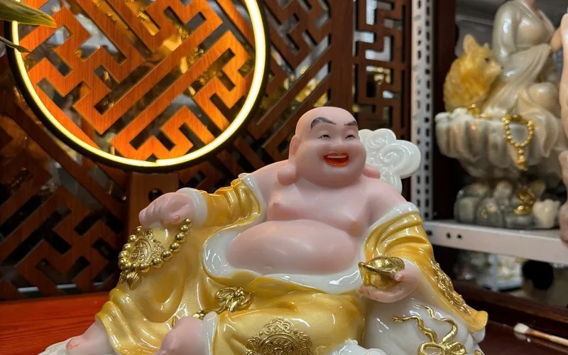 Di Lặc ngồi Như Ý