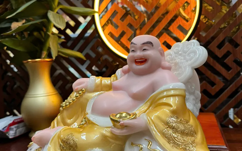 Di Lặc ngồi Như Ý