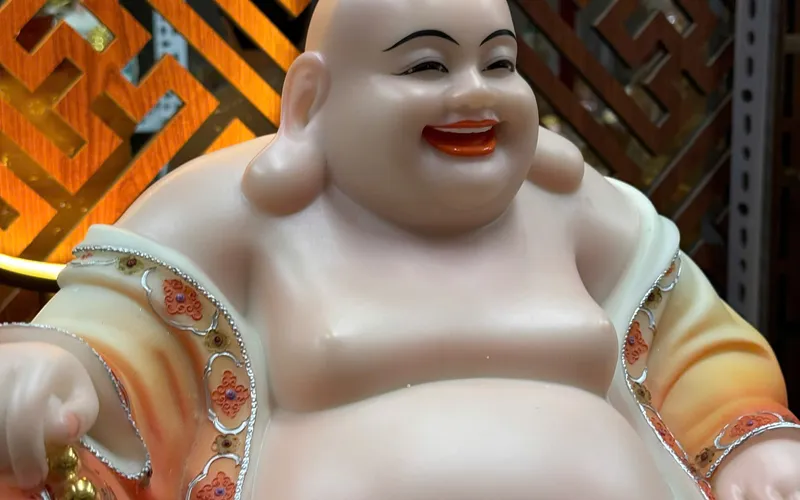 Di Lặc ngồi tay cầm chuỗi