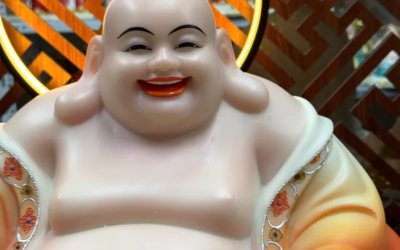 Di Lặc ngồi tay cầm chuỗi