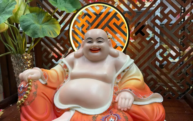 Di Lặc ngồi tay cầm chuỗi