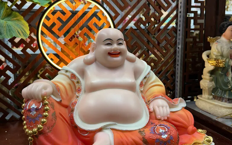 Di Lặc ngồi tay cầm chuỗi