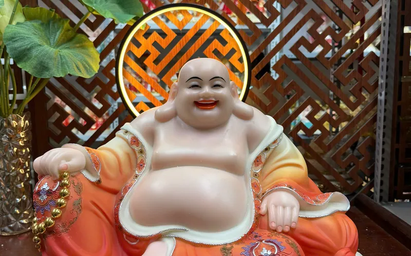 Di Lặc ngồi tay cầm chuỗi