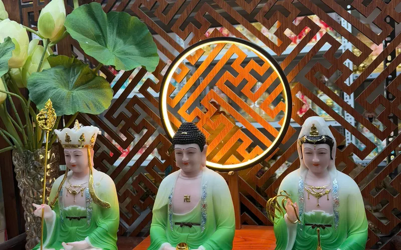 Ta Bà Tam Thánh Phật dạng đế mây