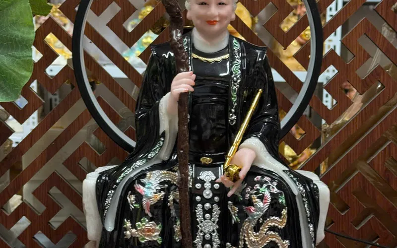 Bà Cố Hỷ ngồi tảng đá