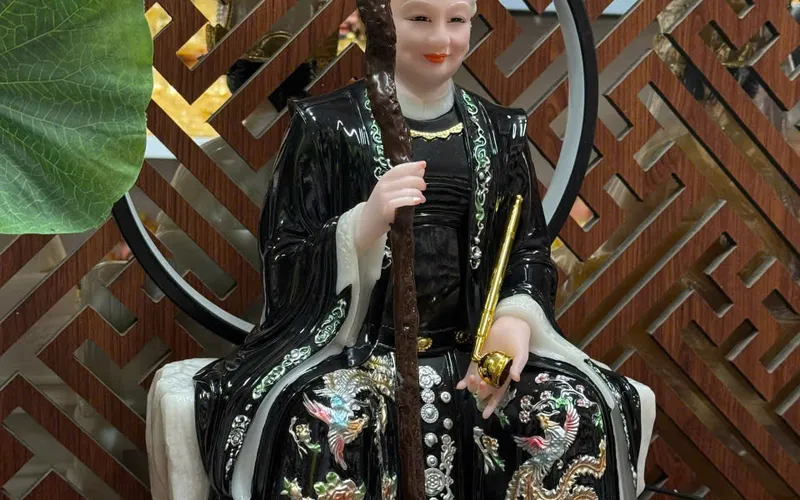 Bà Cố Hỷ ngồi tảng đá