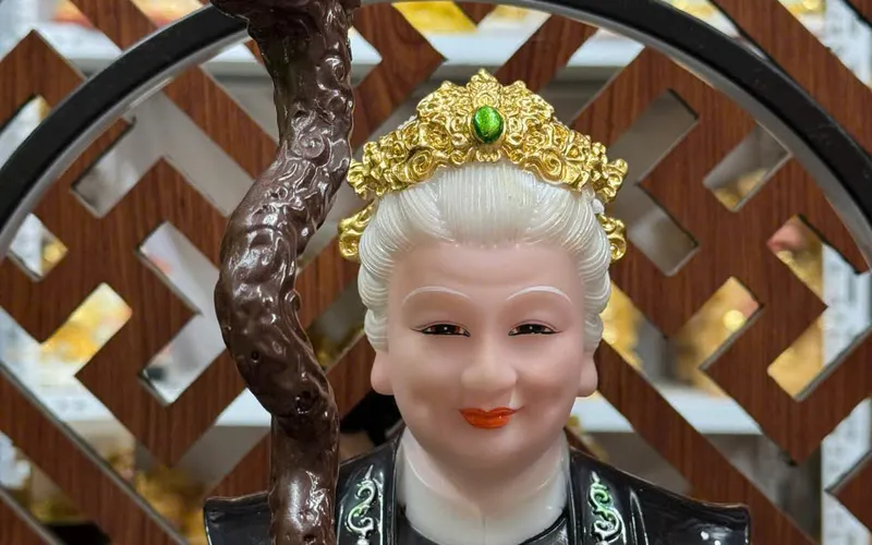 Bà Cố Hỷ ngồi tảng đá