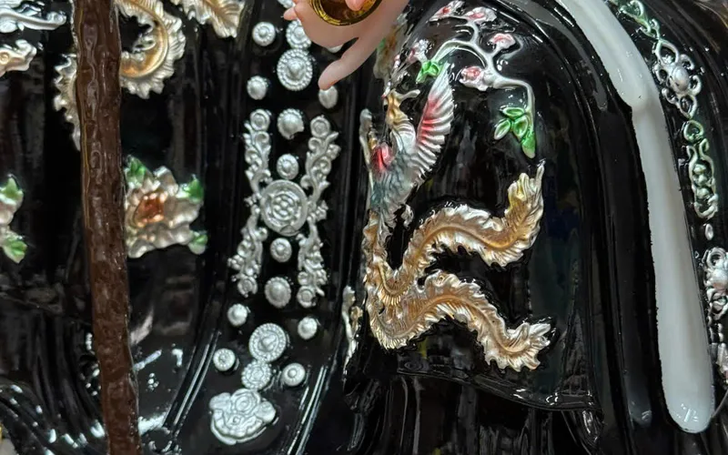 Bà Cố Hỷ ngồi tảng đá