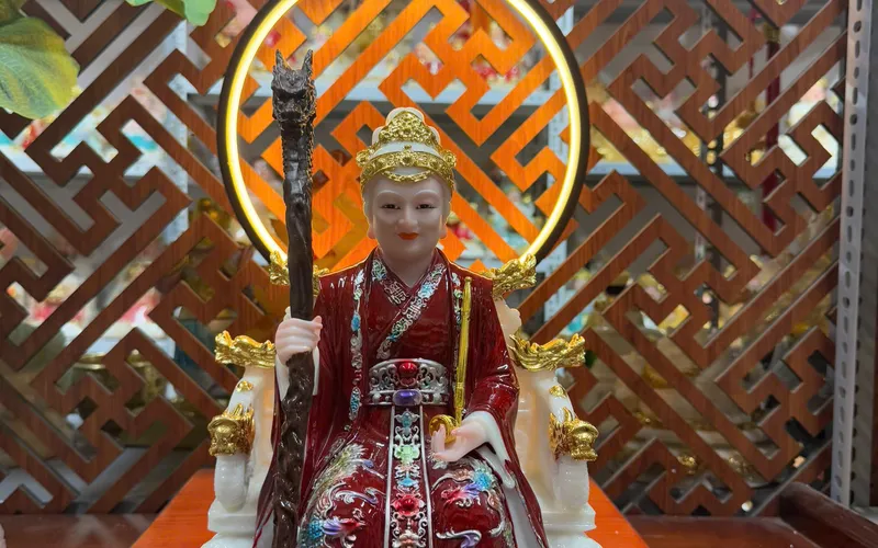 Bà Cố Hỷ ghế rồng