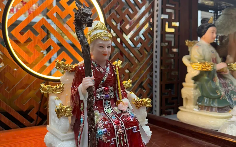 Bà Cố Hỷ ghế rồng