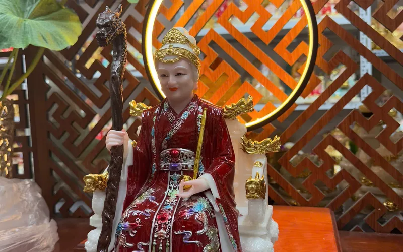 Bà Cố Hỷ ghế rồng