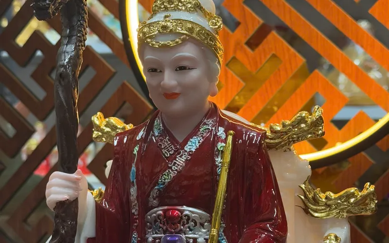 Bà Cố Hỷ ghế rồng