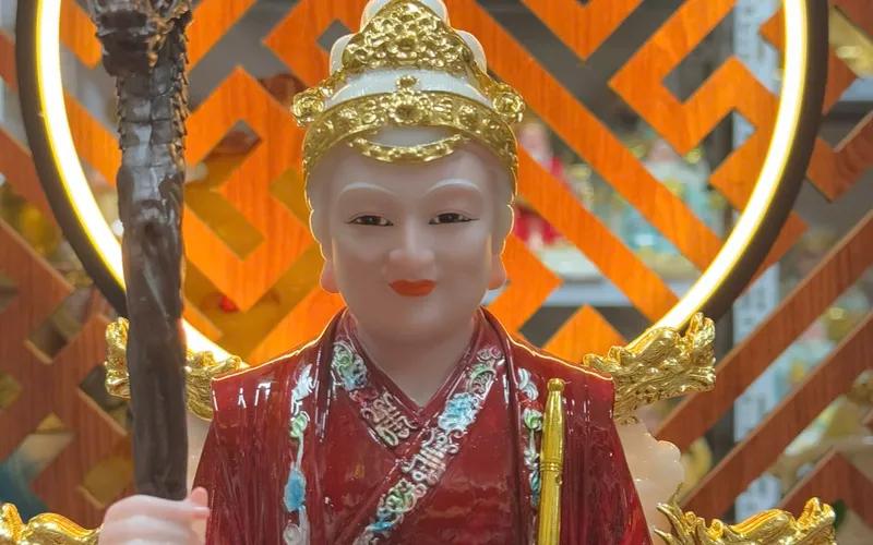 Bà Cố Hỷ ghế rồng