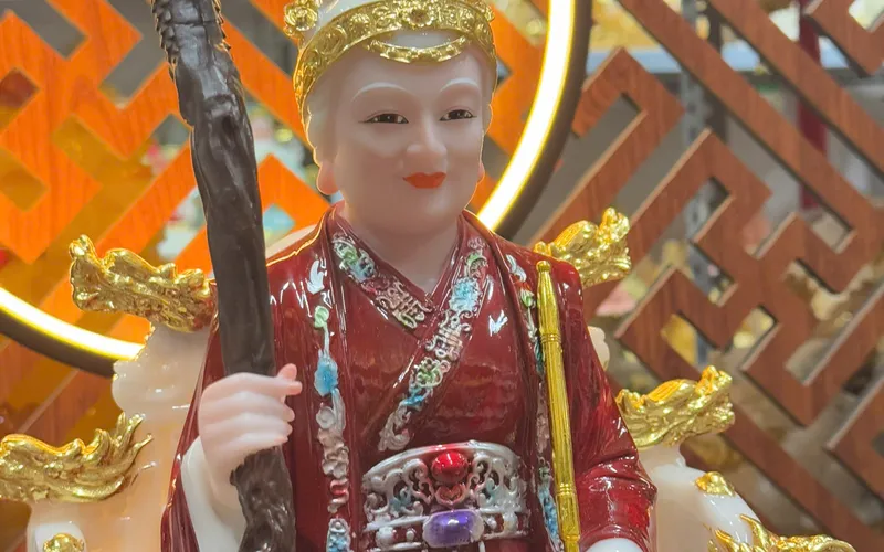 Bà Cố Hỷ ghế rồng