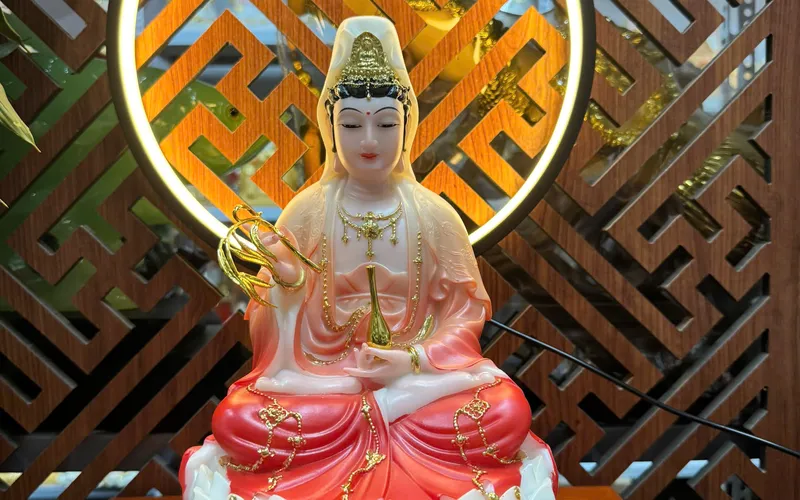 Quan Âm ngồi sen to