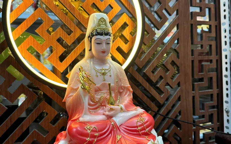 Quan Âm ngồi sen to