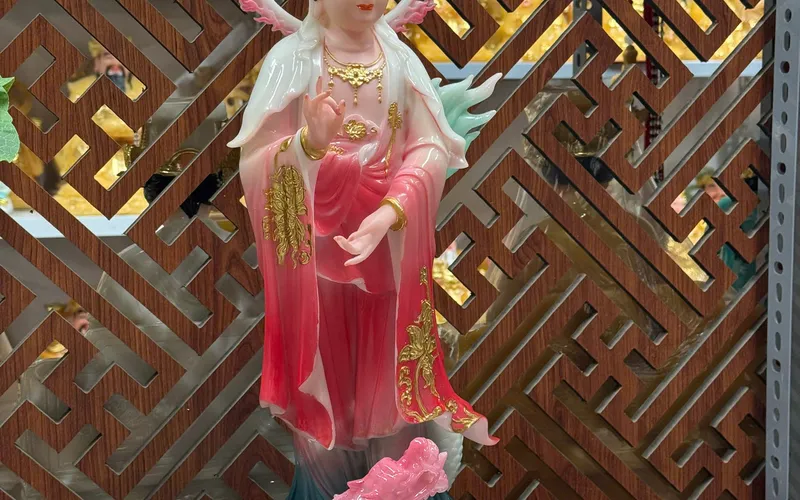 Quan Âm đứng rồng