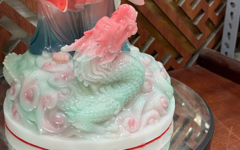 Quan Âm đứng rồng