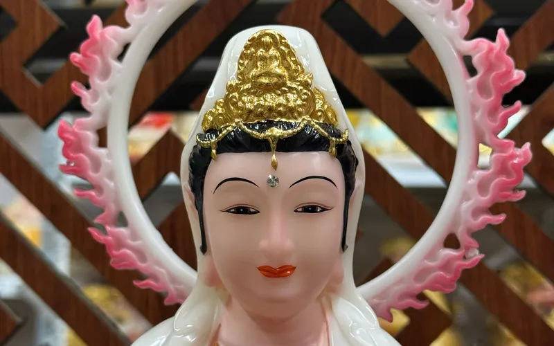 Quan Âm đứng rồng