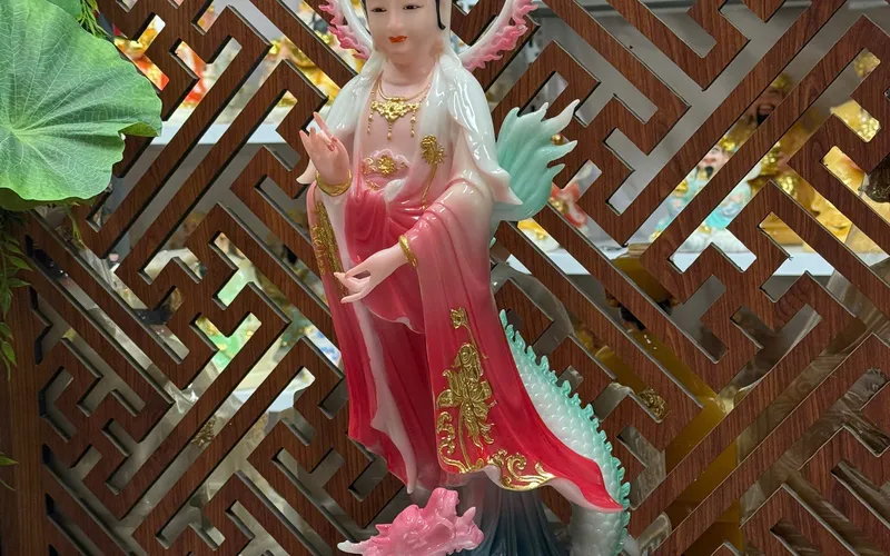 Quan Âm đứng rồng