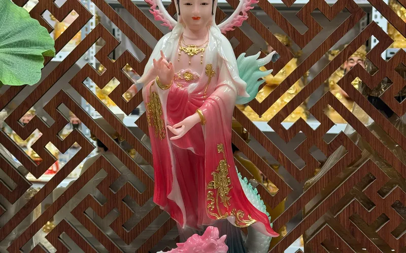 Quan Âm đứng rồng