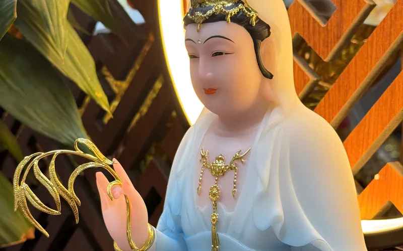 Tượng mẹ Quan Âm đế tròn
