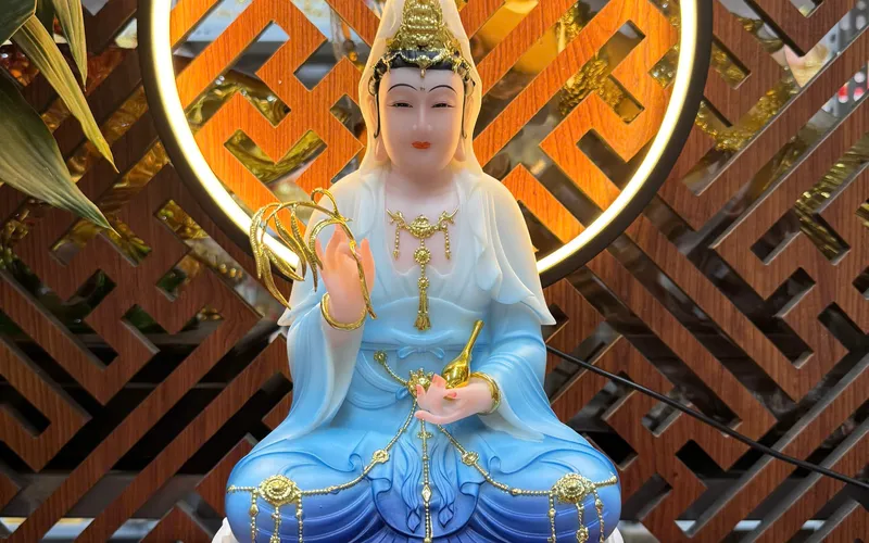Tượng mẹ Quan Âm đế tròn
