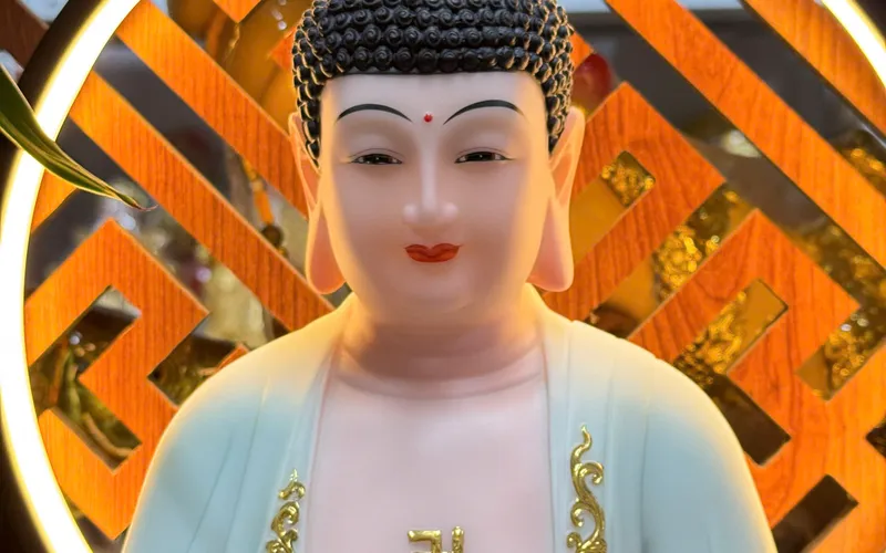 Tượng Phật A Di Đà ngồi đế mây