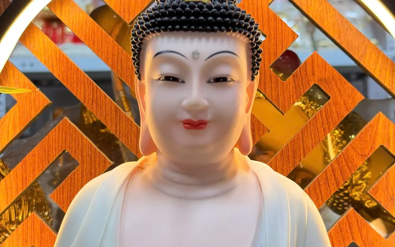 Tượng Phật A Di Đà ngồi đế sen lượn sóng